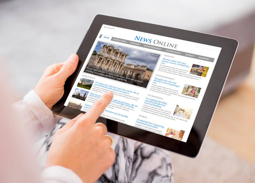 Mann arbeitet mit dem Desktop aus der Cloud auf dem Tablet