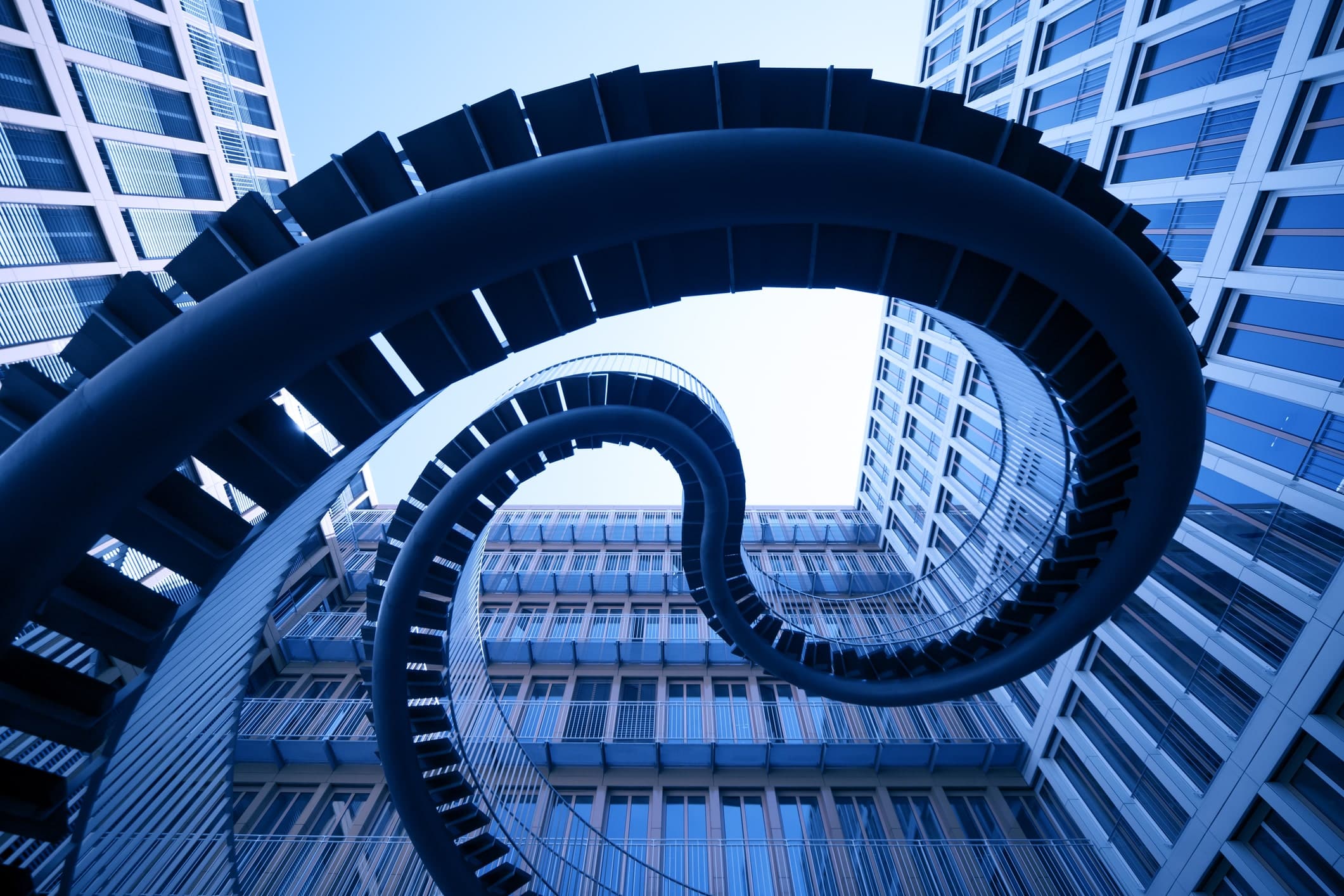 Treppe, die zu der Cloud für Unternehmen führt