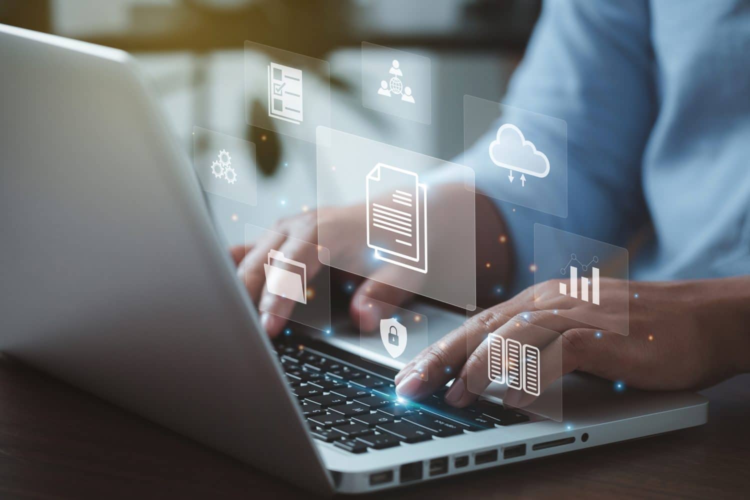Person schreibt Code für Kollaborationstools für SaaS-Anwendung