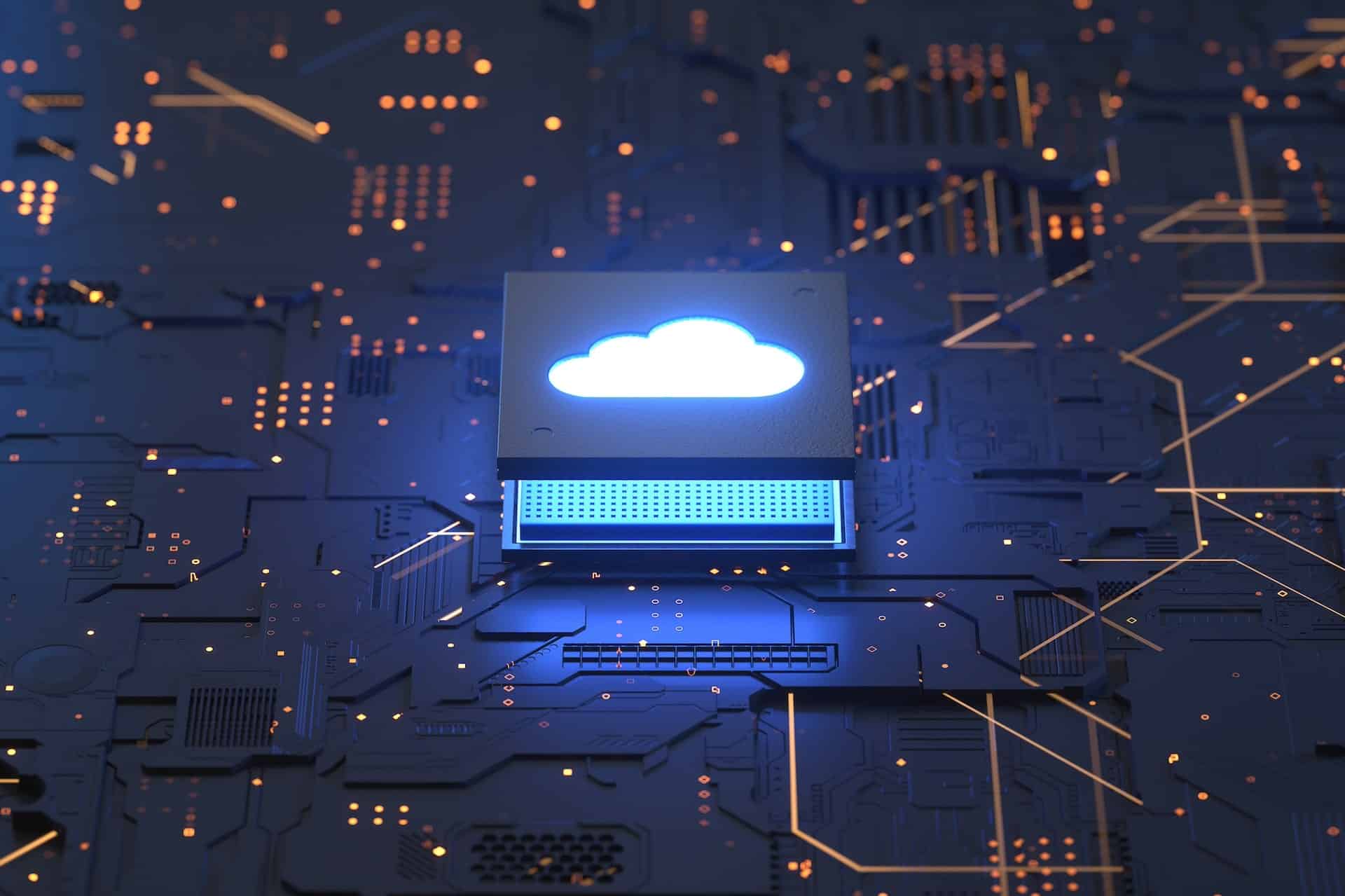 Leuchtendes Cloud-Symbol auf einem Computerchip in einem futuristischen, dunklen Schaltkreis.