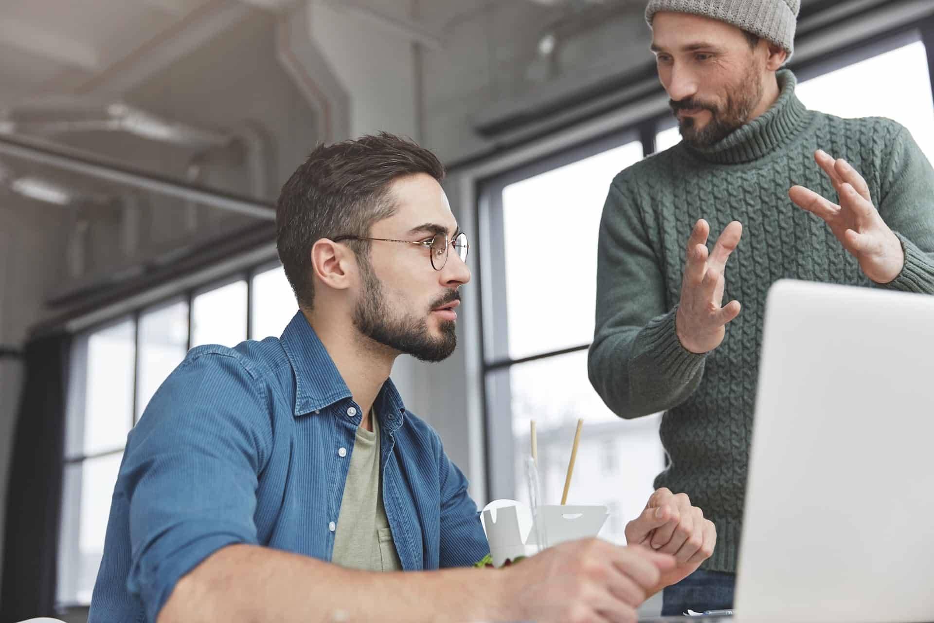 Besprechung zwischen zwei Mitarbeiter über IT-Outsourcing