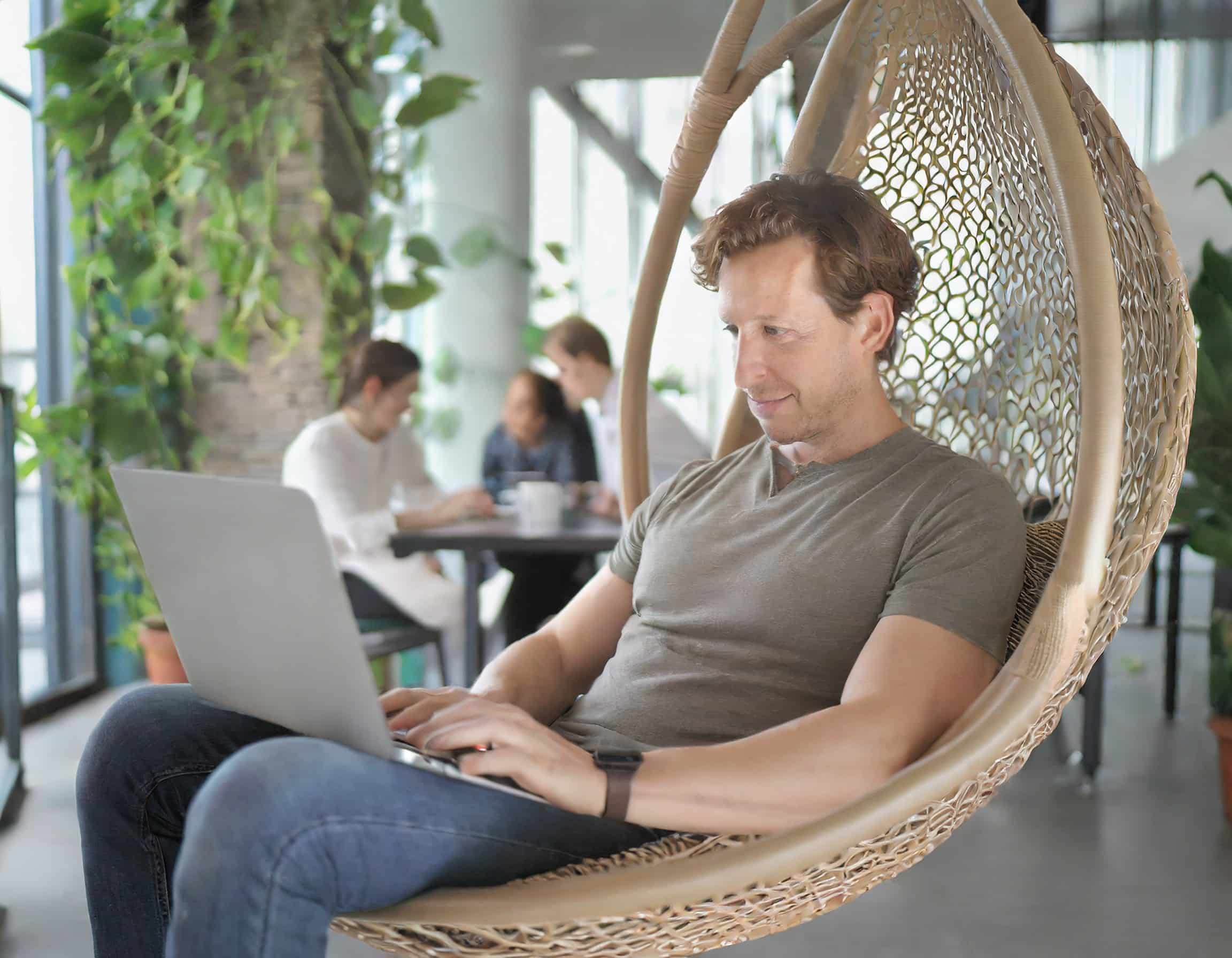 Entspannter Mann arbeitet am Laptop