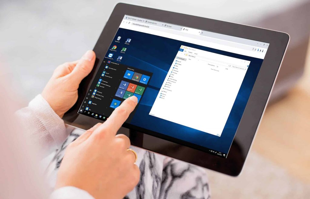 Mann arbeitet mit dem Desktop aus der Cloud auf dem Tablet