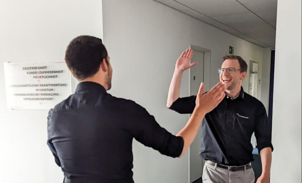 Kollegen geben sich ein High-Five