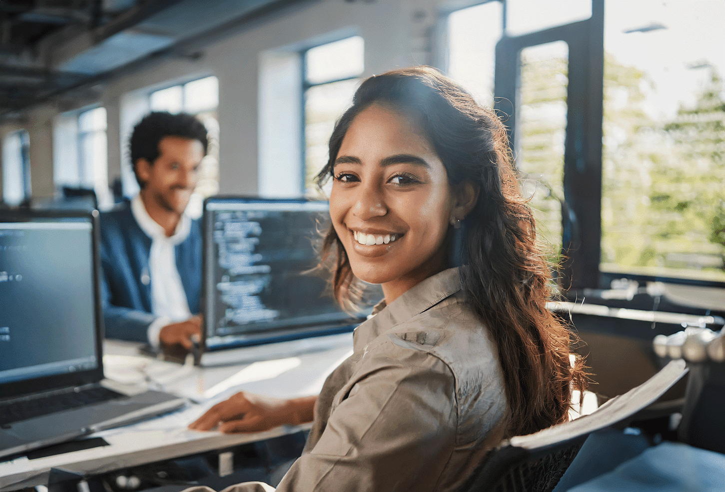 Mit einer Office-Software als SaaS Anwendung können Mitarbeiter effizient im Büro arbeiten und ist ein weiteres SaaS Beispiel.