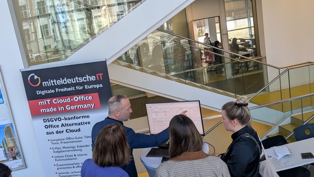 Martin präsentiert Live die deutsche mIT Office-Cloud und zeigt das alles auf einem Blick verfügbar ist: E-Mail, Kalender, Chat, Meetings und vieles mehr.